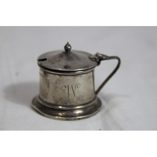 1059 - SALT AND MUSTARD POT WITH LINERS - SILVER ONLY 38G - BIRMINGHAM 1931 - TURNER AND SOMERS