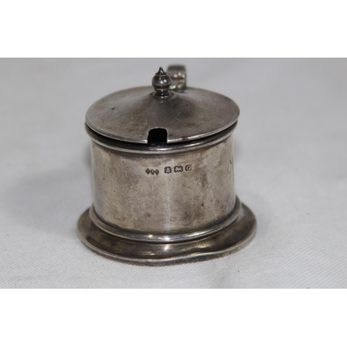 1059 - SALT AND MUSTARD POT WITH LINERS - SILVER ONLY 38G - BIRMINGHAM 1931 - TURNER AND SOMERS