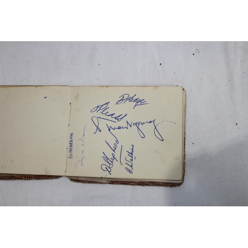 495 - GOOD QUANTITY OF CRICKET EPHEMERA INCLUDING AUTOGRAPHS