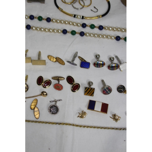 510 - QUANTITY OF COSTUME JEWELLERY ETC