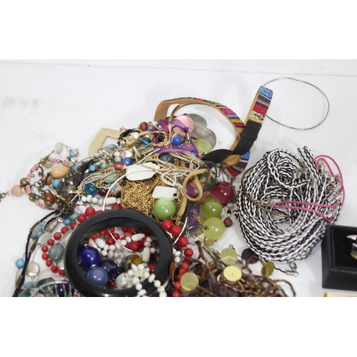 513 - QUANTITY OF COSTUME JEWELLERY AND FINDINGS ETC