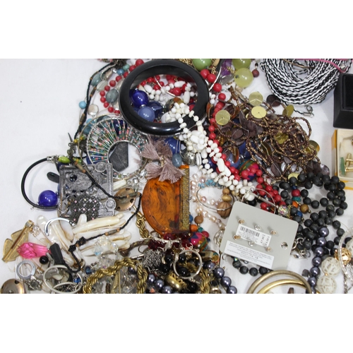 513 - QUANTITY OF COSTUME JEWELLERY AND FINDINGS ETC