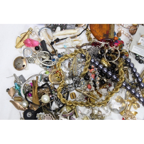 513 - QUANTITY OF COSTUME JEWELLERY AND FINDINGS ETC