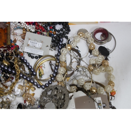 513 - QUANTITY OF COSTUME JEWELLERY AND FINDINGS ETC