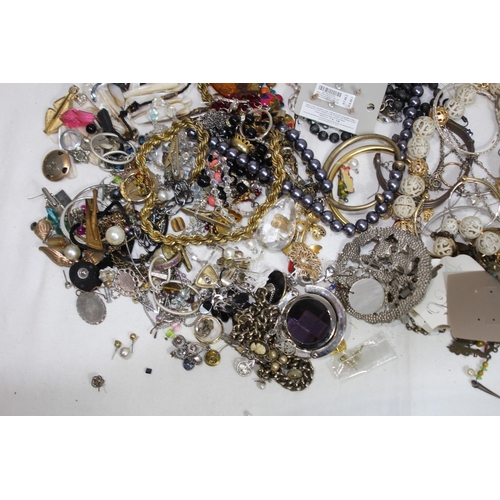 513 - QUANTITY OF COSTUME JEWELLERY AND FINDINGS ETC