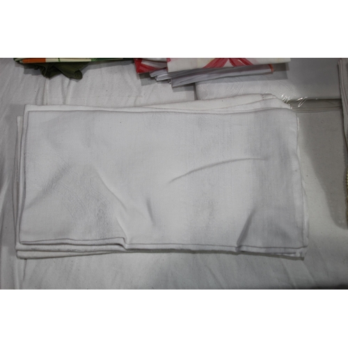 515 - LARGE QUANTITY OF LINEN