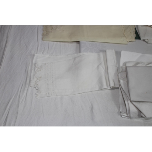 515 - LARGE QUANTITY OF LINEN