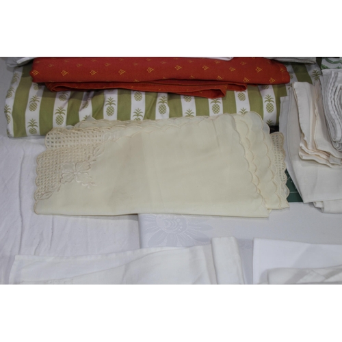 515 - LARGE QUANTITY OF LINEN