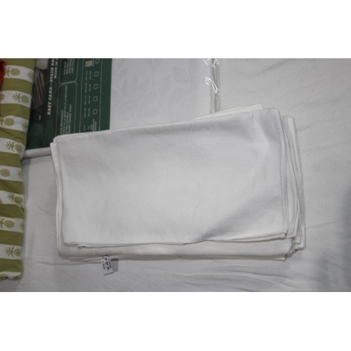 515 - LARGE QUANTITY OF LINEN