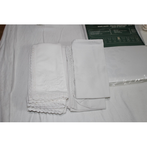 515 - LARGE QUANTITY OF LINEN