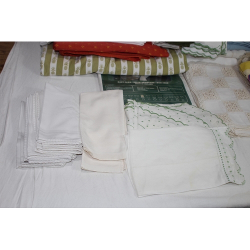 515 - LARGE QUANTITY OF LINEN