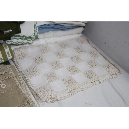 515 - LARGE QUANTITY OF LINEN