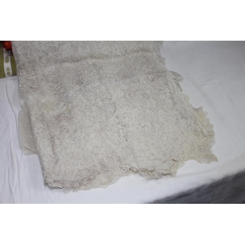 515 - LARGE QUANTITY OF LINEN