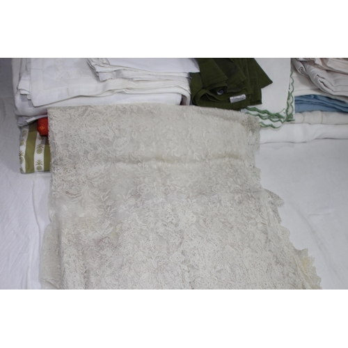 515 - LARGE QUANTITY OF LINEN