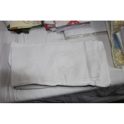 515 - LARGE QUANTITY OF LINEN