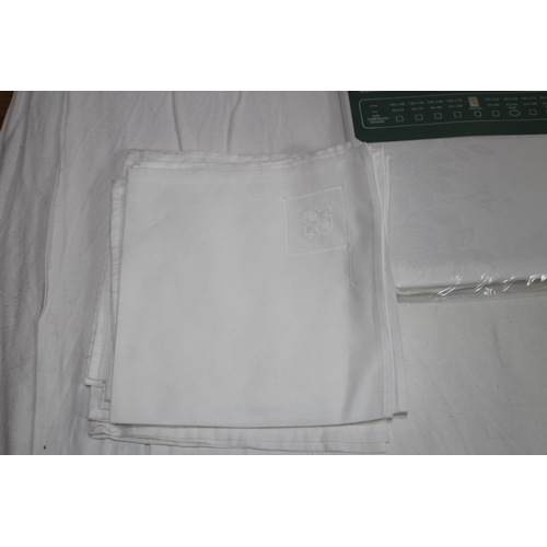 515 - LARGE QUANTITY OF LINEN