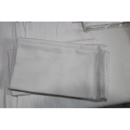 515 - LARGE QUANTITY OF LINEN