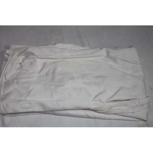 515 - LARGE QUANTITY OF LINEN