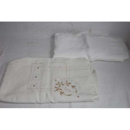 515 - LARGE QUANTITY OF LINEN