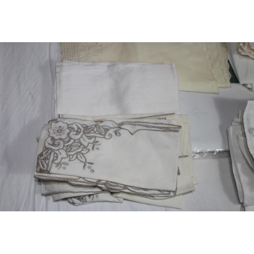 515 - LARGE QUANTITY OF LINEN