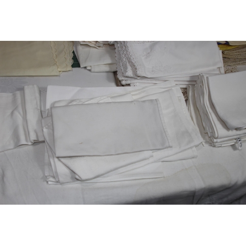 515 - LARGE QUANTITY OF LINEN