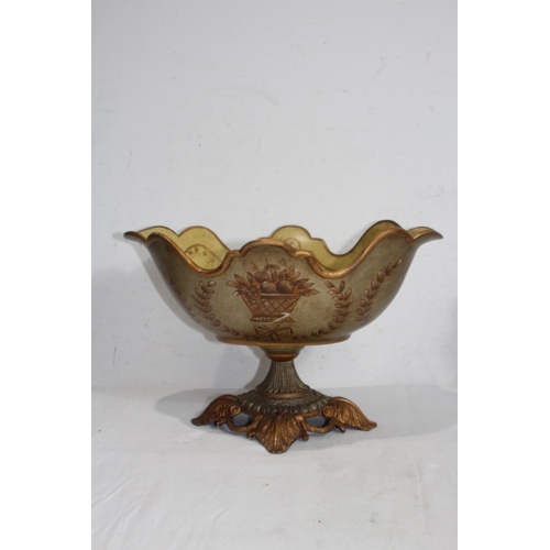 519 - PAIR OF VINTAGE FRUIT BOWLS ON STANDS
38 X 30 X 24CM