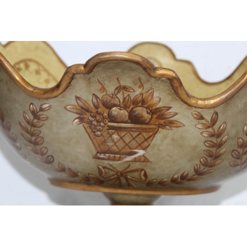 519 - PAIR OF VINTAGE FRUIT BOWLS ON STANDS
38 X 30 X 24CM