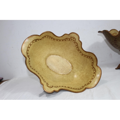 519 - PAIR OF VINTAGE FRUIT BOWLS ON STANDS
38 X 30 X 24CM