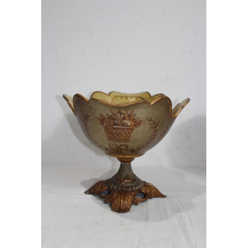 519 - PAIR OF VINTAGE FRUIT BOWLS ON STANDS
38 X 30 X 24CM