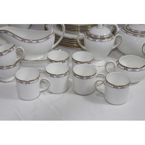 314 - LARGE QUANTITY OF WEDGWOOD DINNER SERVICE