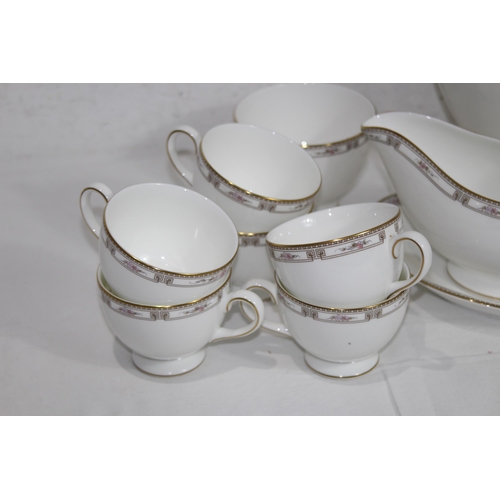 314 - LARGE QUANTITY OF WEDGWOOD DINNER SERVICE