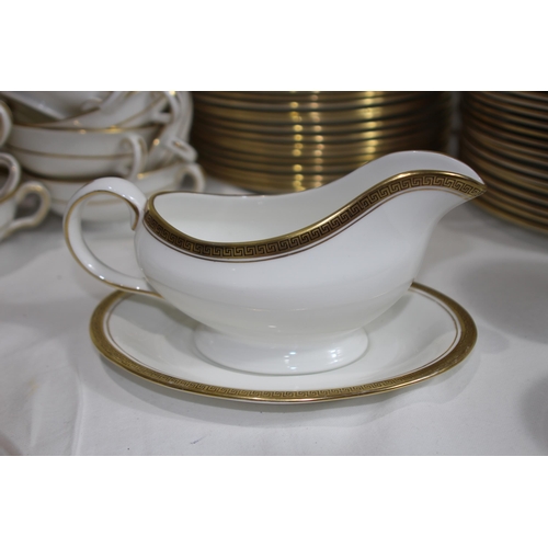 355 - LARGE QUANTITY OF HAMMERSLEY AND CO DINNER SERVICE ETC