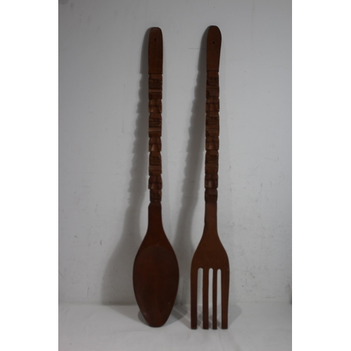 532 - ETHNIC MASK AND LARGE WOODEN SPOON AND FORK
94CM