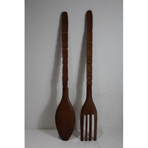 532 - ETHNIC MASK AND LARGE WOODEN SPOON AND FORK
94CM