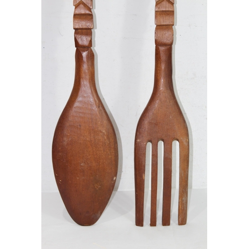 532 - ETHNIC MASK AND LARGE WOODEN SPOON AND FORK
94CM