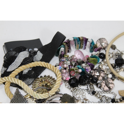 533 - QUANTITY OF COSTUME JEWELLERY