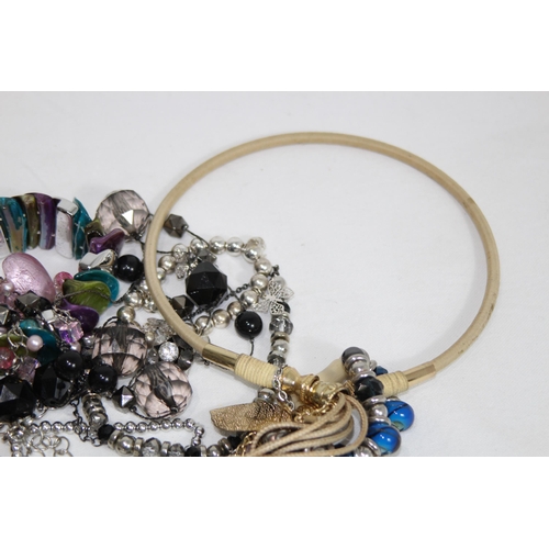 533 - QUANTITY OF COSTUME JEWELLERY