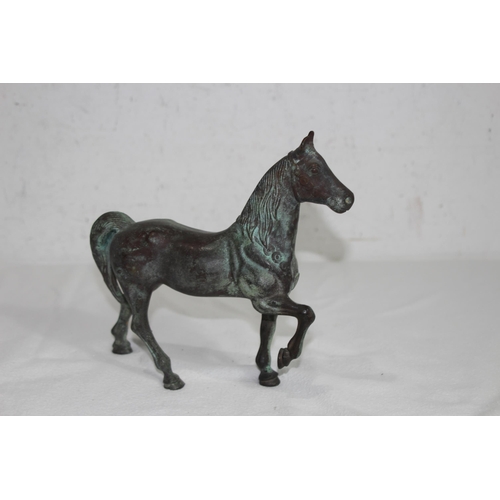 928 - BRONZED AND FILAGREE HORSE AND OXEN
20 X 19CM