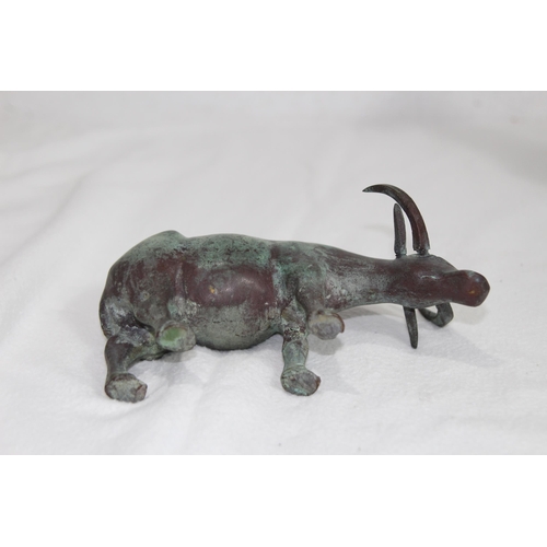 928 - BRONZED AND FILAGREE HORSE AND OXEN
20 X 19CM