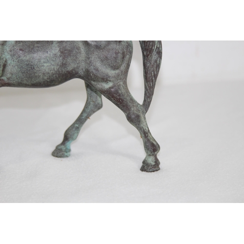 928 - BRONZED AND FILAGREE HORSE AND OXEN
20 X 19CM