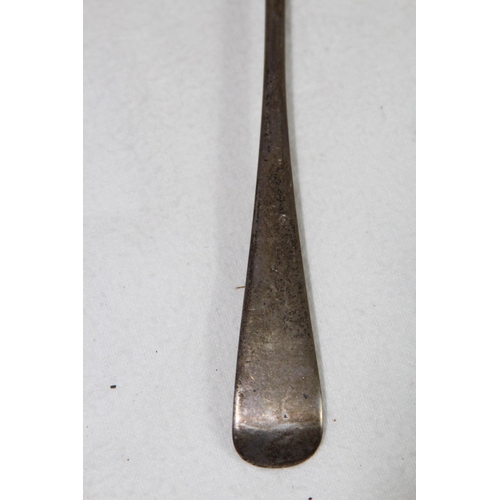 1073 - LARGE SILVER SERVING SPOON - 50.5G - LONDON 1805 - GEORGE WINTLE