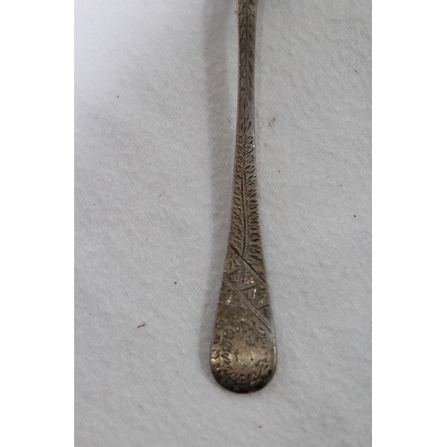 1074 - SILVER ORNATE SPOON - 33G - SHEFFIELD 1904 - WALKER AND HALL