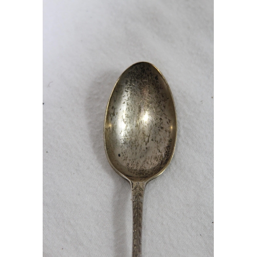 1074 - SILVER ORNATE SPOON - 33G - SHEFFIELD 1904 - WALKER AND HALL