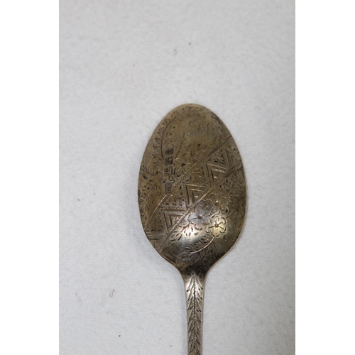 1074 - SILVER ORNATE SPOON - 33G - SHEFFIELD 1904 - WALKER AND HALL