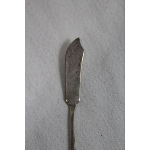 1076 - SILVER BUTTER KNIFE - 11G - BIRMINGHAM 1930 - ARTHUR PRICE