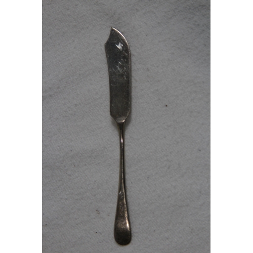 1076 - SILVER BUTTER KNIFE - 11G - BIRMINGHAM 1930 - ARTHUR PRICE