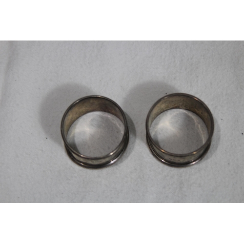 1078 - 2 X SILVER NAPKIN RINGS - 32.5G - SHEFFIELD 1905 & BIRMINGHAM 1945 - WALKER AND HALL & HENRY GRIFFIT... 