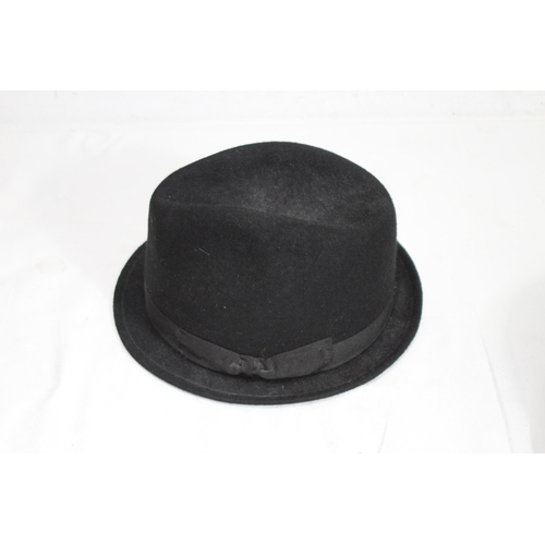 538 - QUANTITY OF VINTAGE TOP HATS ETC x5