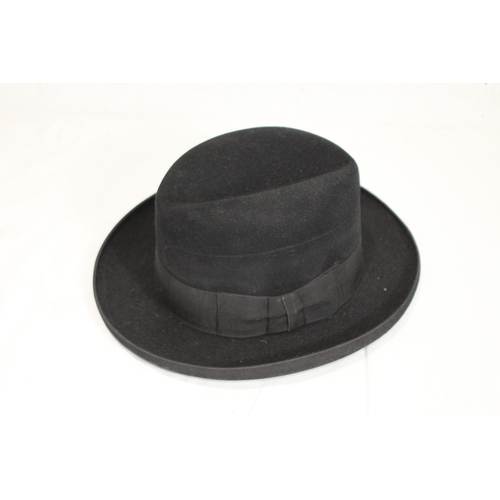 538 - QUANTITY OF VINTAGE TOP HATS ETC x5