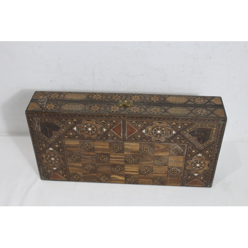 680 - VINTAGE BACK GAMMON AND LACQUERED BOX
40 X 20 X 8CM`